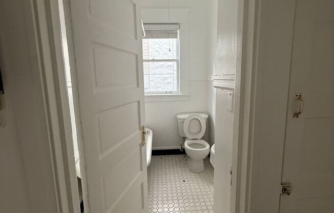 Cute CORNER 1 BR- high ceilings, clawfoot tub, up to 3 pets! One month FREE!