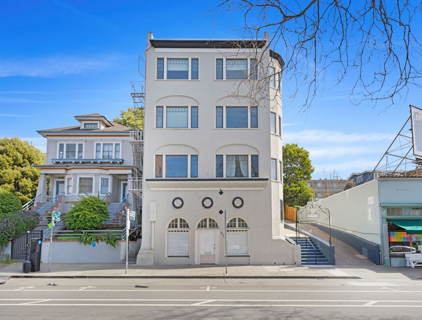 4018 Broadway