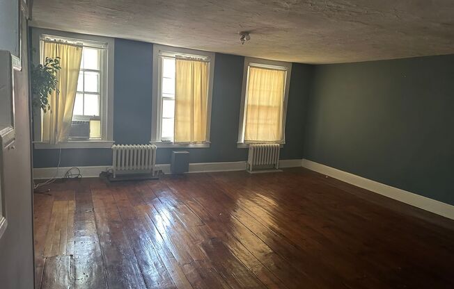 2 beds, 1 bath, $2,200, Unit Third Floor