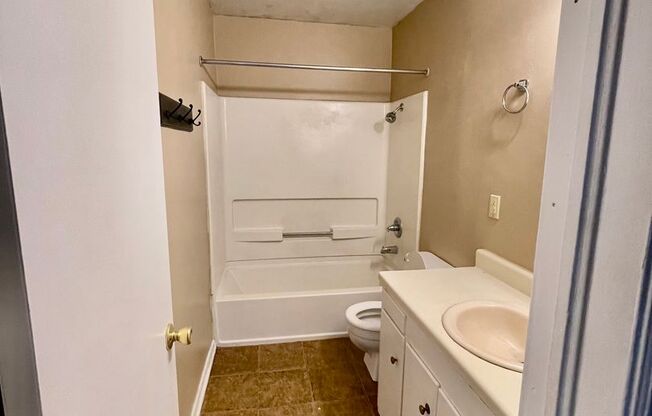 3 beds, 1 bath, $950