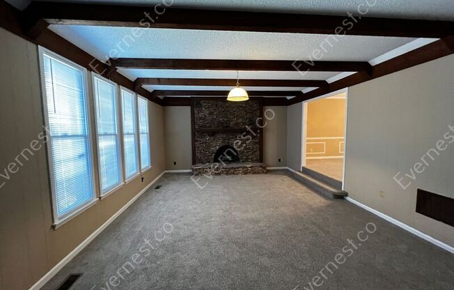 1225 ROBIN LN