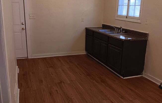 3 beds, 1 bath, $850