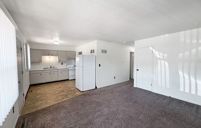 Centrally located 2 Bedroom Apartment with Laundry Hook-ups