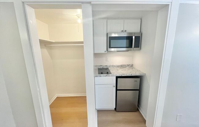 Studio, 1 bath, 250 sqft, $1,095, Unit 26