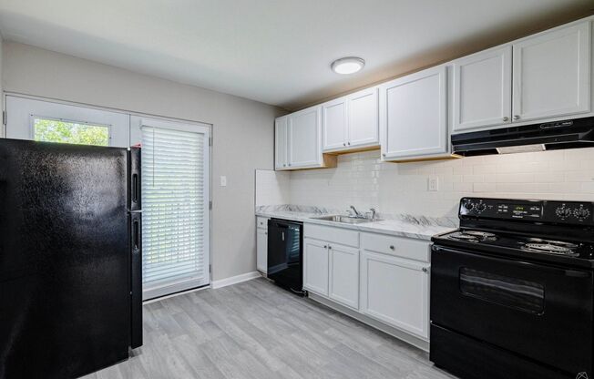 2 beds, 1 bath, $1,595, Unit 12
