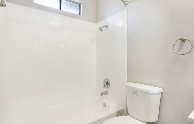 Bathroom With Bathtub at Pacific Trails Luxury Apartment Homes, Covina, California
