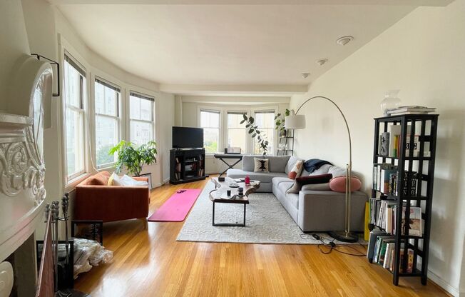 Pacific Heights: Unfurnished 2nd Floor Apt w/ Garage Parking & Shared Roof Deck