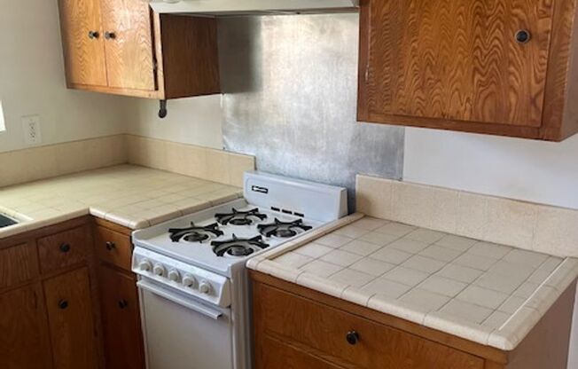 2 beds, 1 bath, $2,200