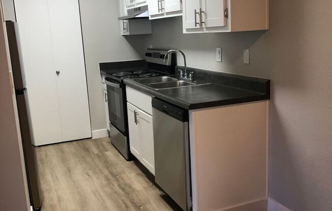 2 beds, 2 baths, 883 sqft, $1,210, Unit 215