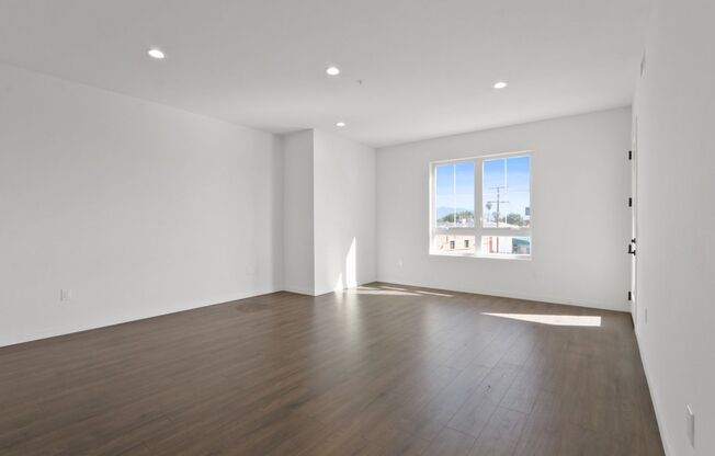 1 bed, 2 baths, 748 sqft, $4,500, Unit #102