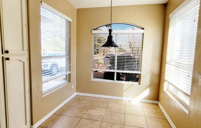 3 Bedroom Home In Glendale!