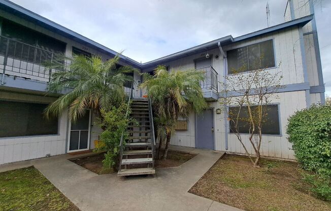 2 Bedroom Upstairs Apartment Near Clinton & Wishon!