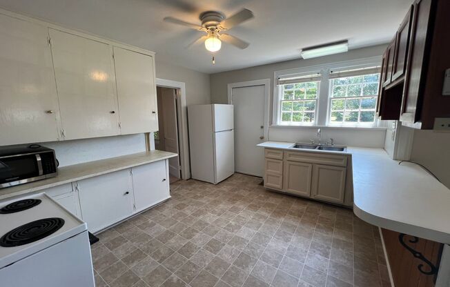 2 beds, 1 bath, $1,045