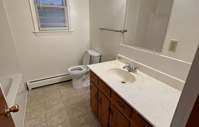 2 beds, 1 bath, 903 sqft, $1,150, Unit B-10