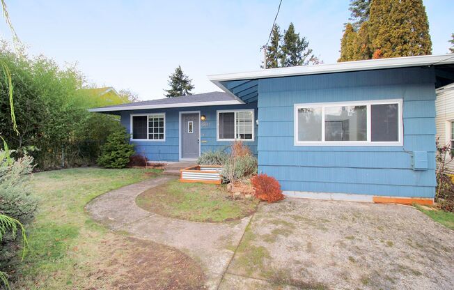 Bright, Sunny Ranch Style home in the Cully Neighborhood!