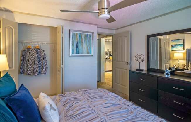 Northwest Nashville Apartments - Retreat at Indian Lake - Spacious Bedroom With a Large Closet, Popcorn Ceiling, and a Ceiling Fan