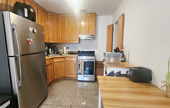 2 beds, 1 bath, $3,950, Unit 2L