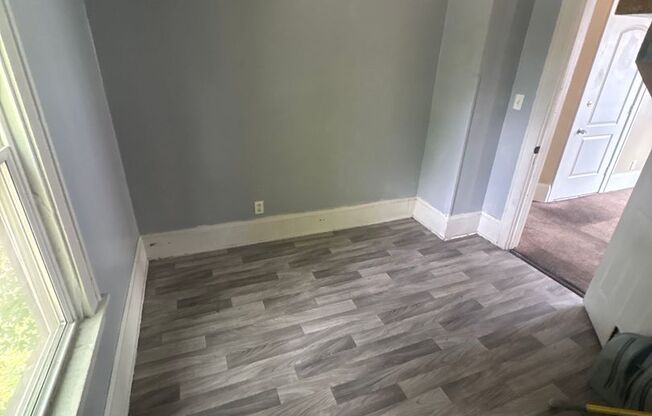 2 beds, 1 bath, $1,350, Unit 5912 Beloit Rd