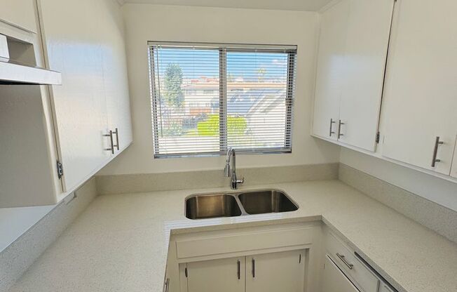 492-1230 N. MANSFIELD AVE.