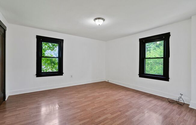 3 bed 1 bathroom - central air, outdoor space, laundry