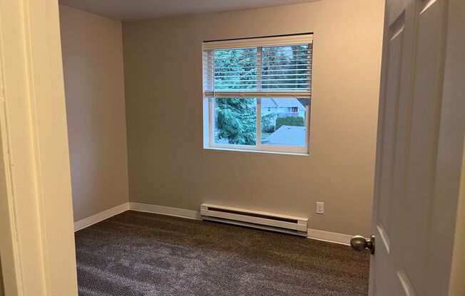 3 beds, 2 baths, $2,050, Unit 306