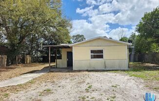 2 bedroom, 1 bath house for rent in Lakeland - Available NOW