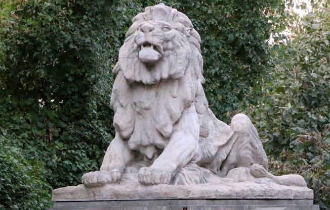 Lion Monumentat Calvert House Apartments, Washington, 20008