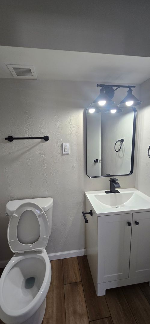 2 beds, 1.5 baths, 1,145 sqft, $1,300, Unit 77-7B2