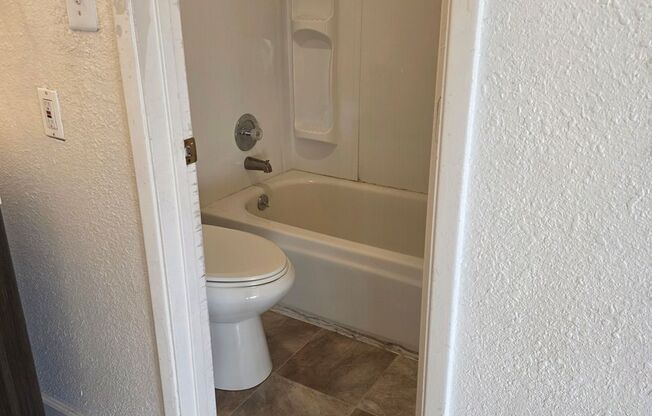 Studio, 1 bath, 375 sqft, $940, Unit 37