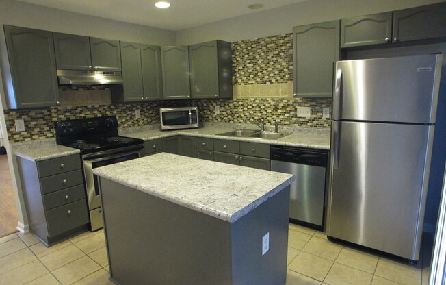 Pristine 2 bedroom, 2.5 bath Townhome located in the Roxborough Community!