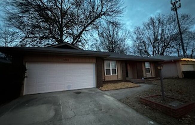 3 beds, 2 baths, $1,295