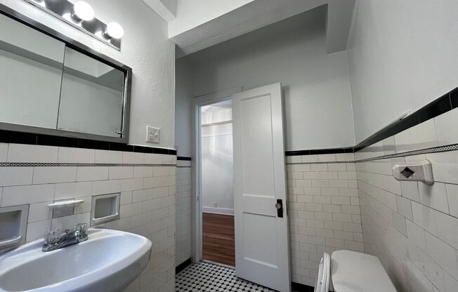 1 bed, 1 bath, 572 sqft, $1,485, Unit Old King Edward 17