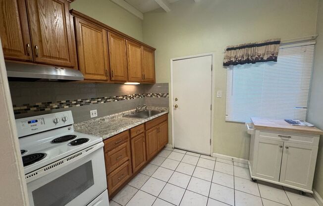 Charming 2-Bed, 1-Bath Apartment in Prime Location – Perfect for Cozy Living!