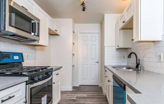 GUARD GATED / Canyon Gate Highly upgraded 2/2 2nd floor unit.