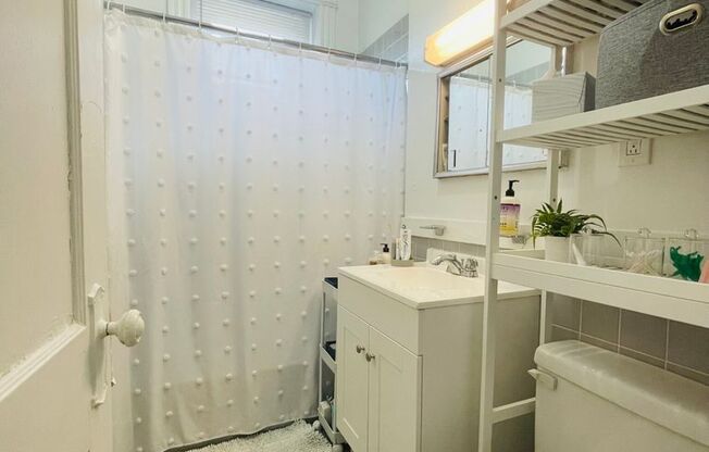 2 beds, 1 bath, 664 sqft, $3,350, Unit 43