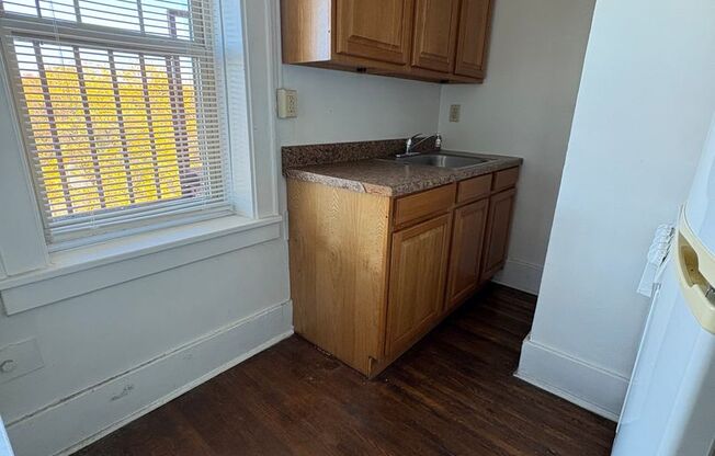 Studio, 1 bath, $950, Unit 325 Alexander St. - #25