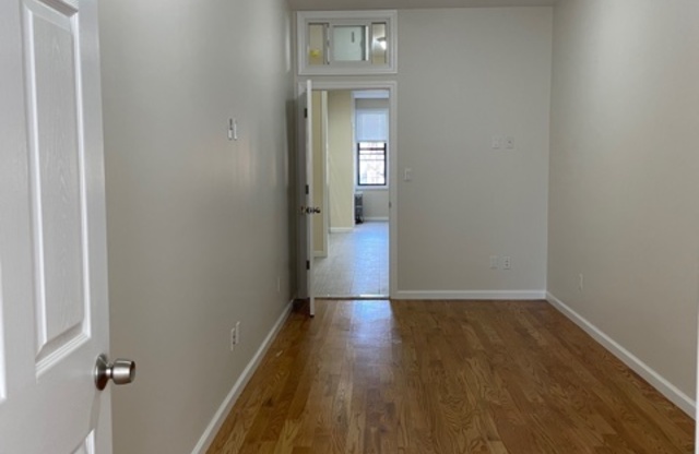 2 beds, 1 bath, $2,510, Unit R3