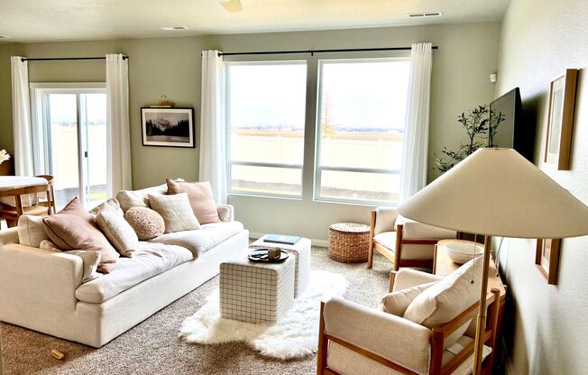 3 Bedroom 2.5 Bath w/Community Pool