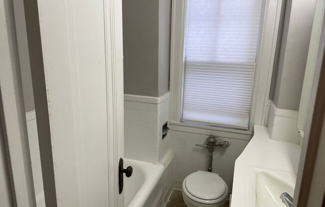 2 beds, 1 bath, 962 sqft, $1,525, Unit 2L