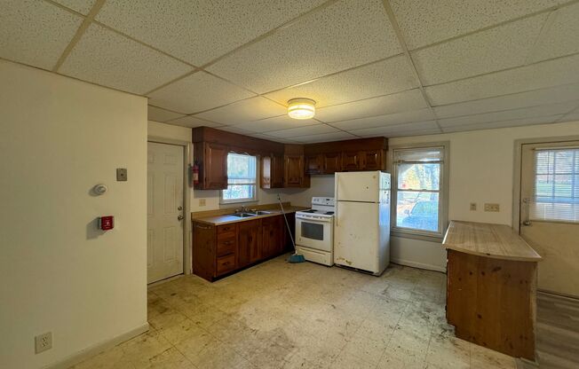 2 beds, 1 bath, $1,300, Unit 3