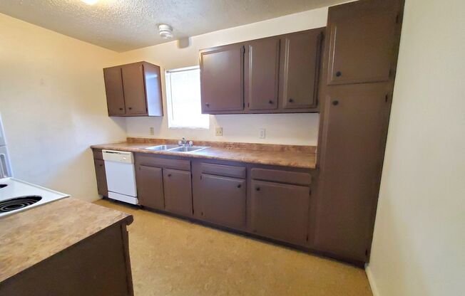 2 beds, 1 bath, 878 sqft, $675, Unit Manya Point #205 - RTS - ** MOVE-IN Special**  1/2 off 1st month rent!