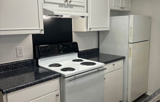 2 beds, 1 bath, 853 sqft, $1,425, Unit 433