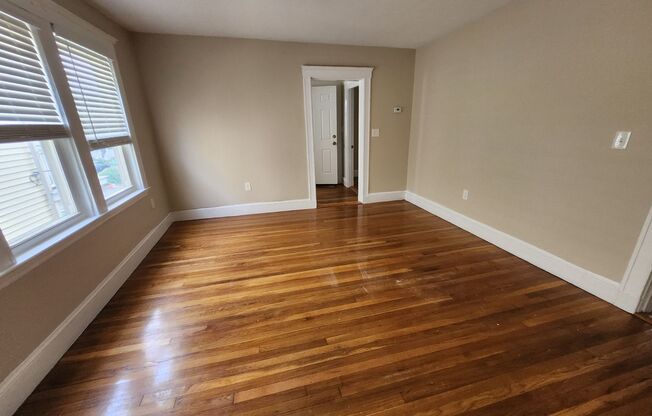 3 beds, 1 bath, $2,900, Unit Unit 2