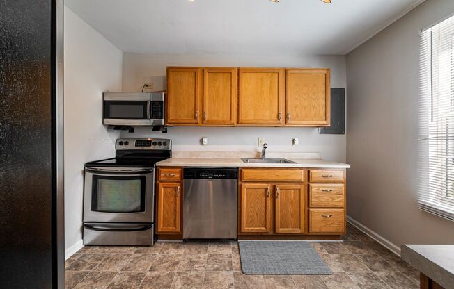 3 beds, 2 baths, $1,595, Unit Unit A