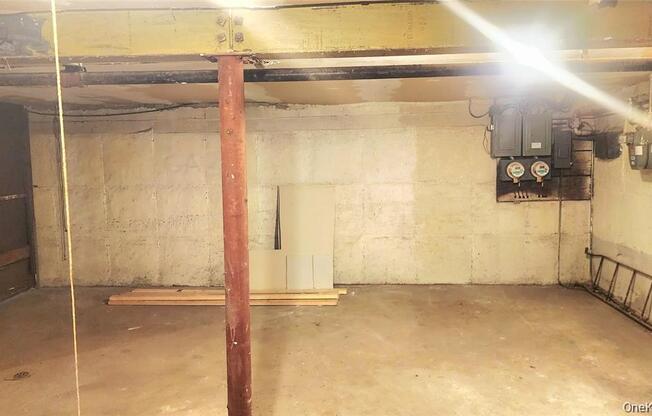 2 beds, 1 bath, 2,332 sqft, $3,000