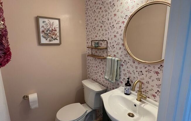 USGA RENTALY ONLY! CHARMING 2 BEDROOM HOME