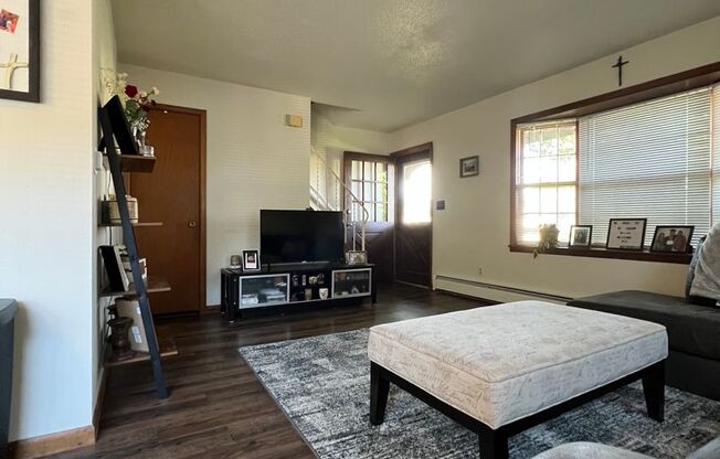 2 beds, 1 bath, $1,125, Unit A