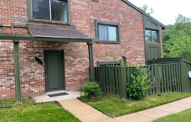 Cozy 3 BR/1.5 BA Townhome in Columbia!
