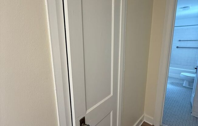 1 bed, 1 bath, 572 sqft, $1,510, Unit Old King Edward 21