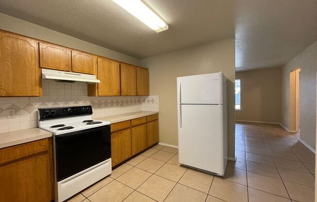 3 beds, 2 baths, 1,172 sqft, $895, Unit Unit A